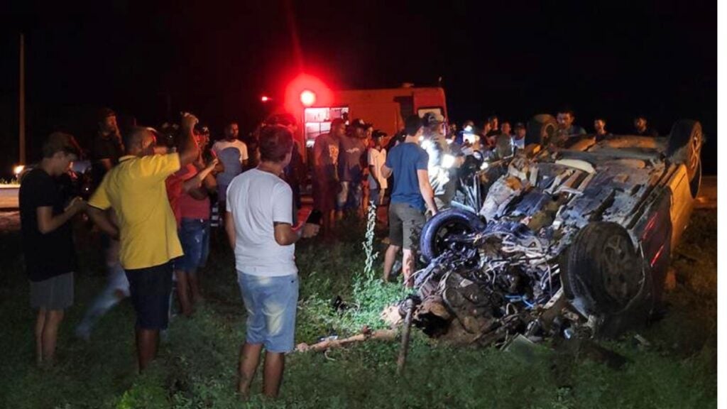 Acidente entre carro e van deixa mortos e feridos na BR-110, em Petrolândia, no Sertão de PE; fotos e vídeo