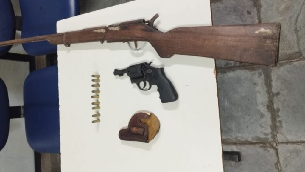 Polícia Militar realiza prisão por porte ilegal de arma de fogo em Tacaratu, no Sertão de PE Polícia Militar realiza prisão por porte ilegal de arma de fogo em Tacaratu, no Sertão de PE