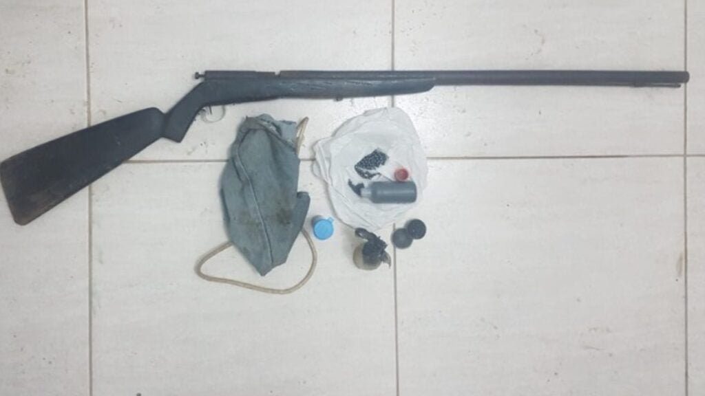 Polícia Militar apreende arma artesanal após ameaça em zona rural de Jatobá, PE Polícia Militar apreende arma artesanal após ameaça em zona rural de Jatobá, PE