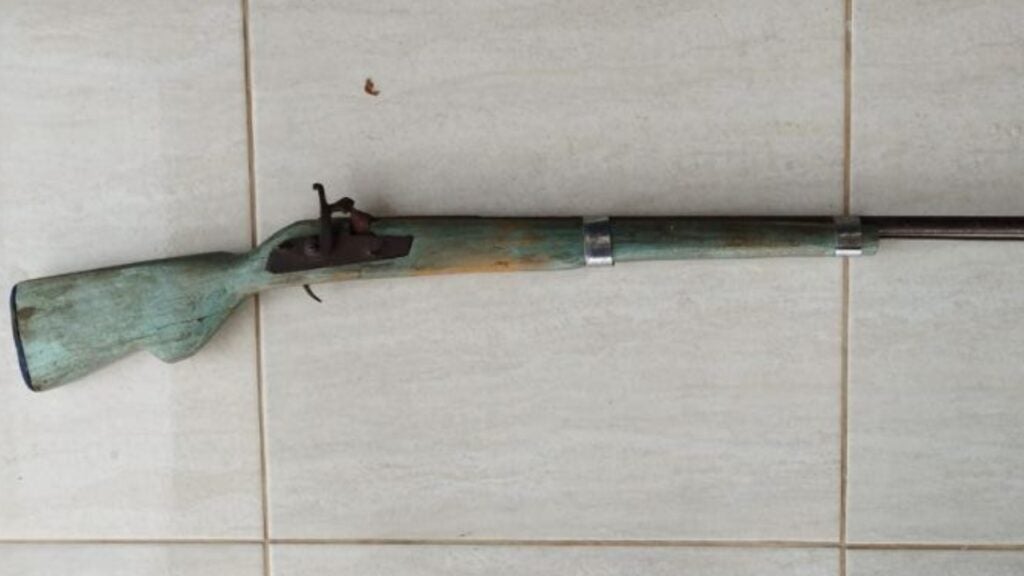 Policiais militares realizam apreensão de arma de fogo e entorpecentes em Jatobá, no Sertão de PE