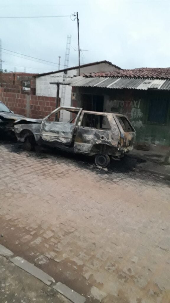 Bombeiros controlam incêndio em veículos em Petrolândia, no Sertão de PE