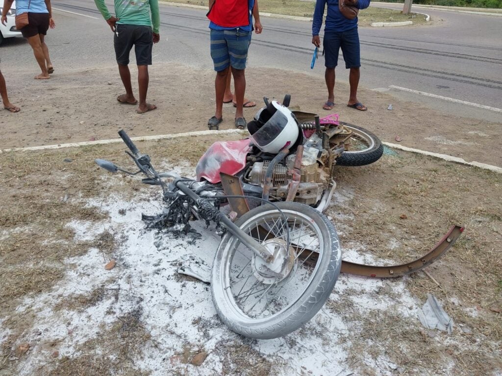 Acidente envolvendo moto e carreta deixa 1 morto e 2 feridos na BR-316 em Floresta, PE Acidente envolvendo moto e carreta deixa 1 morto e 2 feridos na BR-316 em Floresta, PE