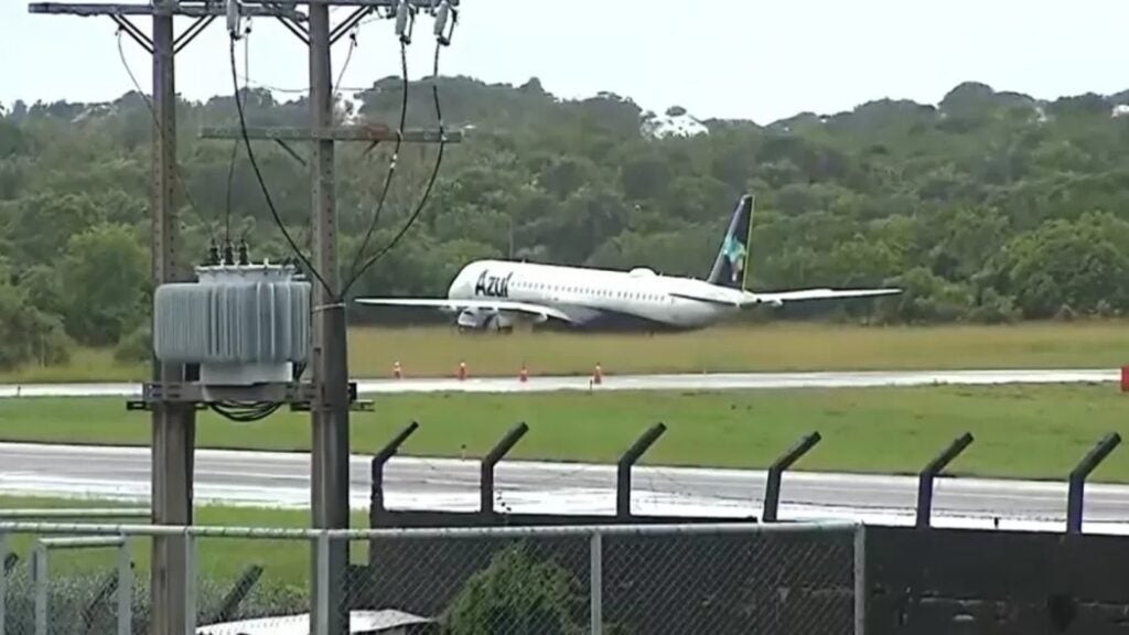 Avião da Azul perde controle e sai da pista em Salvador nesta quarta-feira