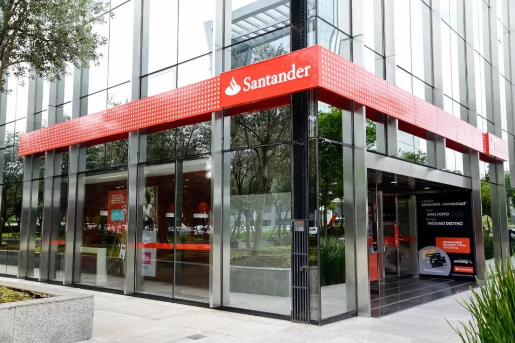 Programa Santander Graduação oferece bolsas de R$ 3.600