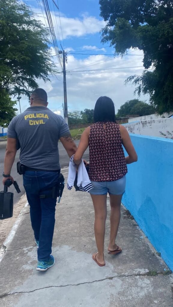 Mulher é presa após tentar matar bebê de um mês: criança é filho do marido dela com outra mulher, no Agreste de PE