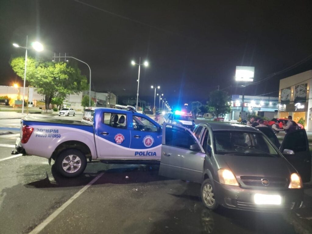 Paulo Afonso: perseguição policial, batida de carro com viatura da PM e prisão de suspeitos Paulo Afonso: perseguição policial, batida de carro com viatura da PM e prisão de suspeitos