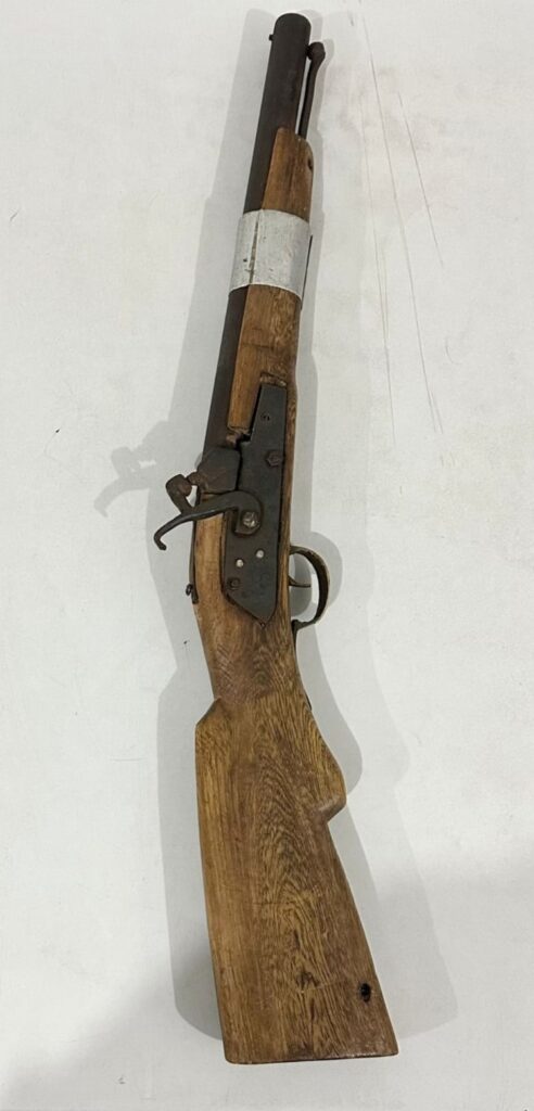 Apreensão de Arma Artesanal na Estrada da Volta do Moxotó em Jatobá-PE: Suspeitos em Fuga e Investigação em Andamento Apreensão de Arma Artesanal na Estrada da Volta do Moxotó em Jatobá-PE: Suspeitos em Fuga e Investigação em Andamento