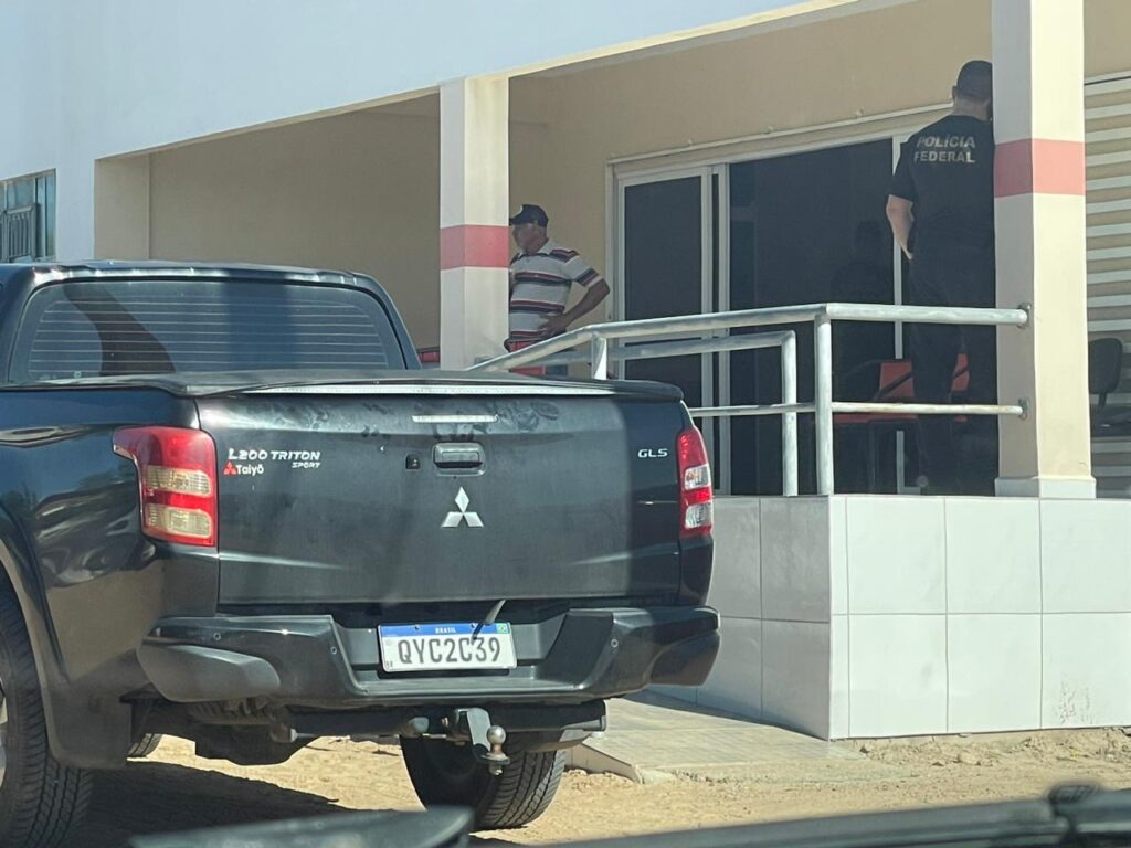 Polícia Federal faz operação em prefeitura de Ibimirim, no Sertão de PE Polícia Federal faz operação em prefeitura de Ibimirim, no Sertão de PE