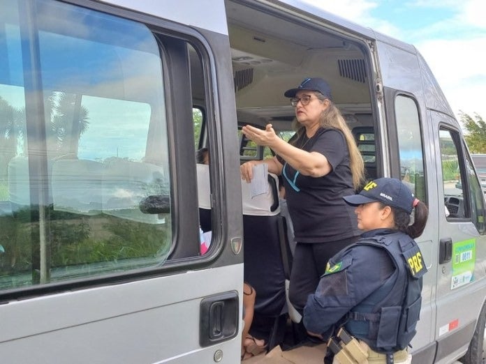 PRF e SDS realizam ações de enfrentamento ao Tráfico de Pessoas em Garanhuns PRF e SDS realizam ações de enfrentamento ao Tráfico de Pessoas em Garanhuns