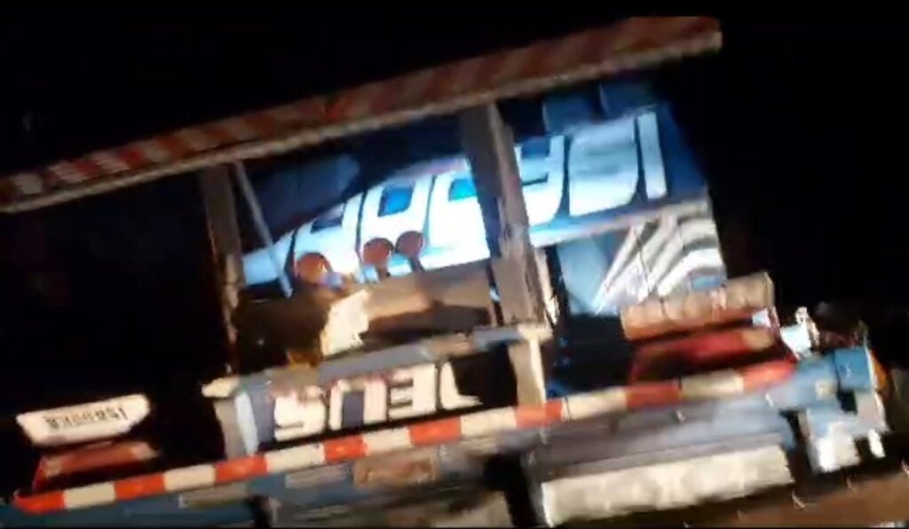 Passageiro morre e motorista fica ferido após caminhão capotar na PE-360 em Floresta, PE