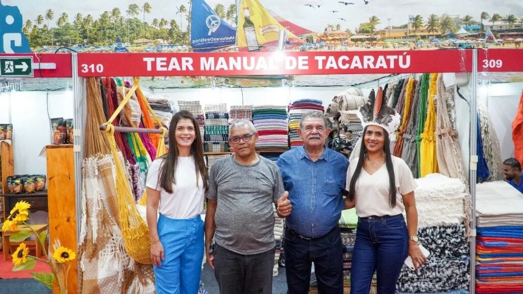 Prefeito de Tacaratu valoriza artesanato local em visita à 23ª Fenearte, a maior Feira de Artesanato da América Latina