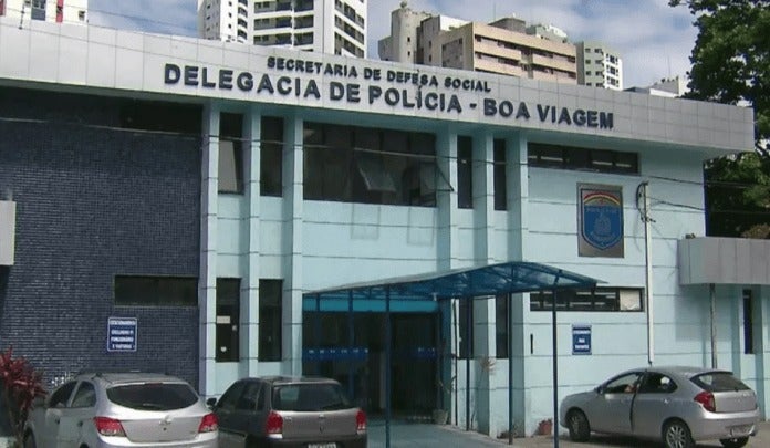 Taxista é preso após ser flagrado se masturbando em parada de ônibus Taxista é preso após ser flagrado se masturbando em parada de ônibus