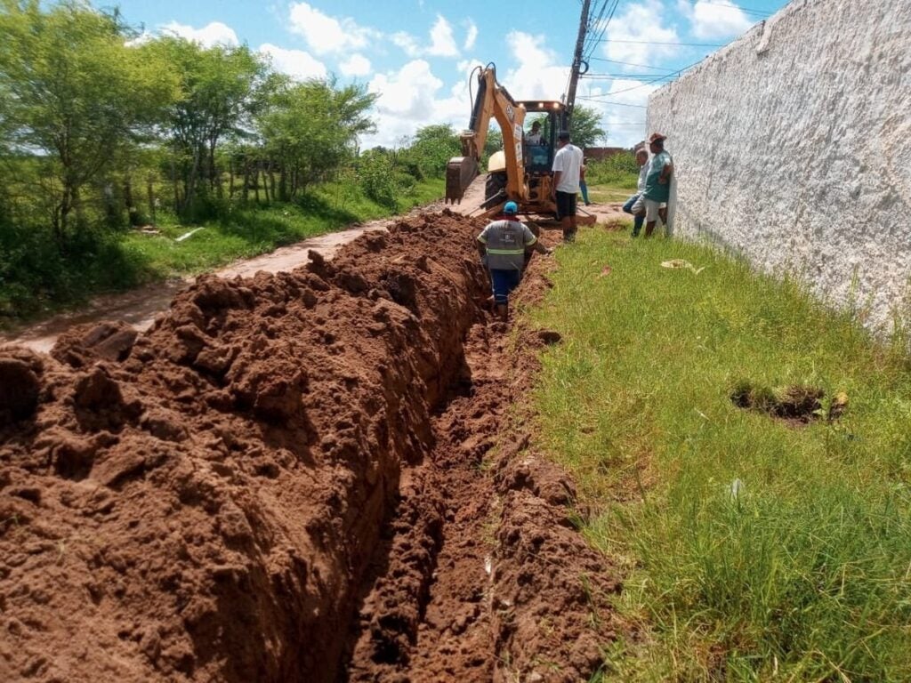 Compesa implanta rede de distribuição para atender à comunidade da Serrota, em Petrolândia (PE)