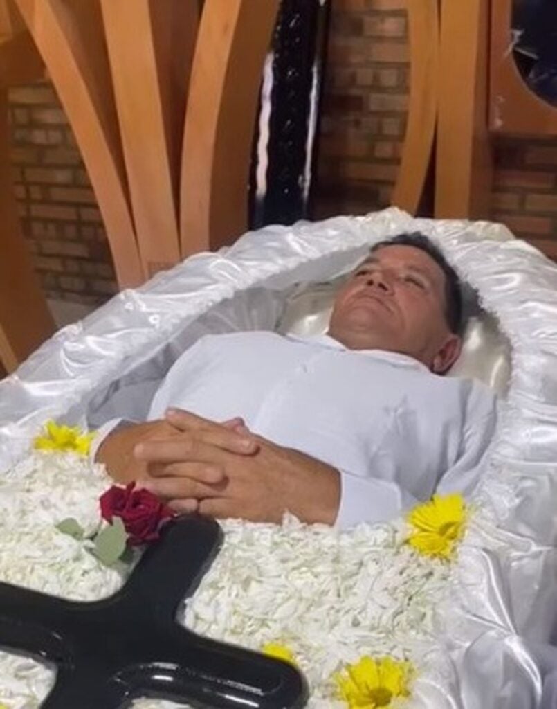 Com banda, caixão e cortejo, homem celebra aniversário de 60 anos com simulação de velório; veja vídeo