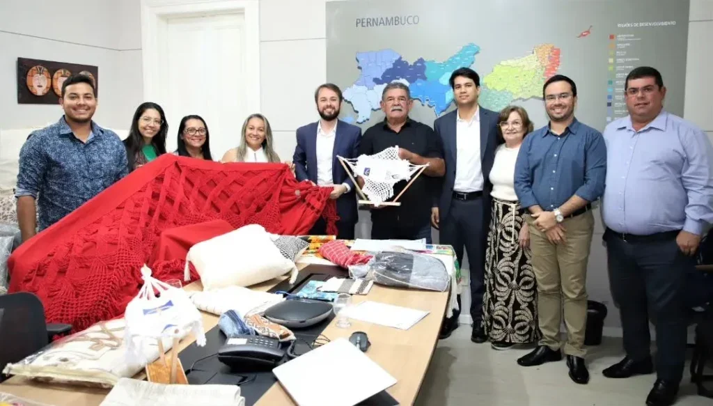 Prefeito de Tacaratu (PE) busca investimentos para desenvolvimento do artesanato em visita à ADEPE no Recife