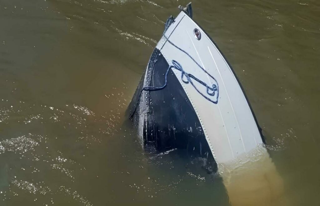 Homem desaparece em rio após salvar família: Marinha e bombeiros em busca após barco virar na Bahia