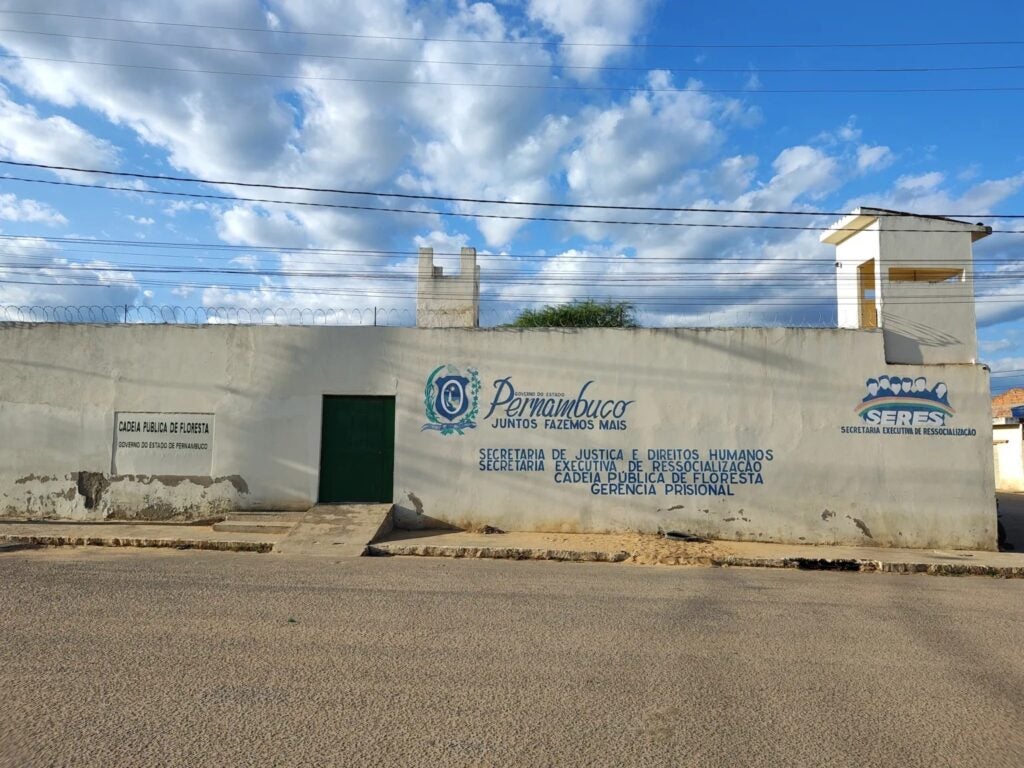 Governo gasta R$ 300 mil com reforma de cadeia e abandona prédio em Floresta, PE