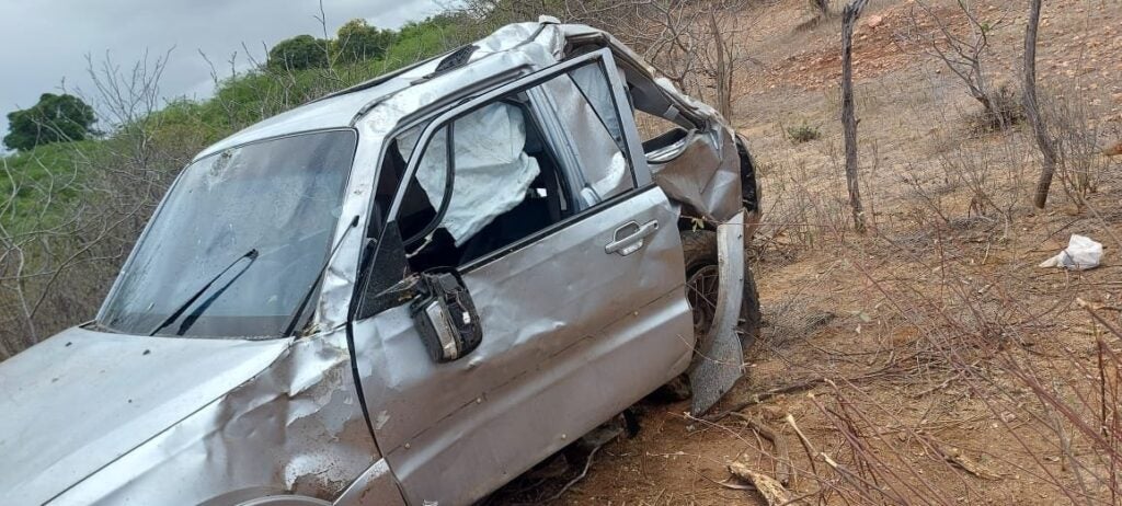 Grave acidente envolvendo carro e ônibus deixa feridos em Floresta, PE