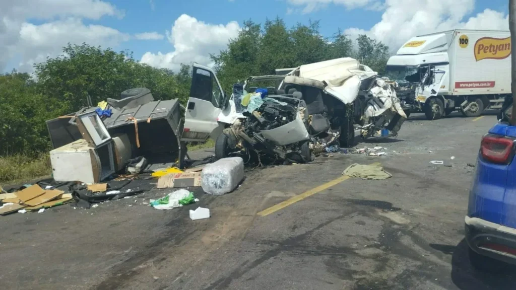 Grave acidente: Colisão entre caminhões e van deixa dois mortos na BR-116