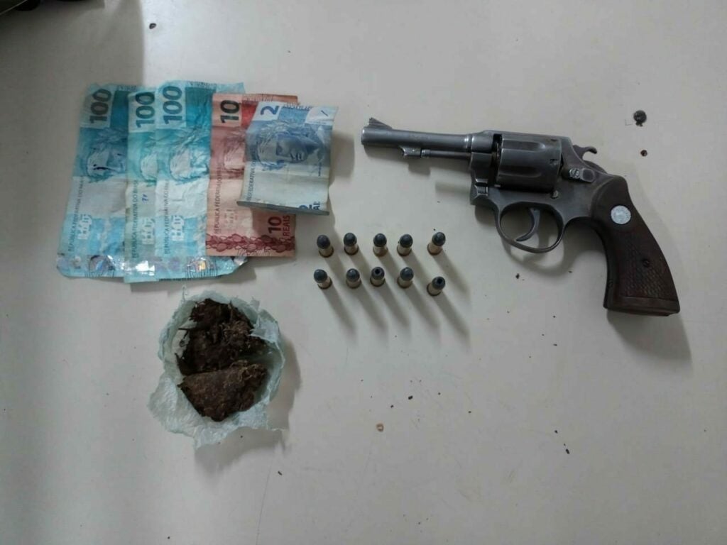 Dupla é detida pela RONDESP NORDESTE em Paulo Afonso por posse ilegal de arma e drogas