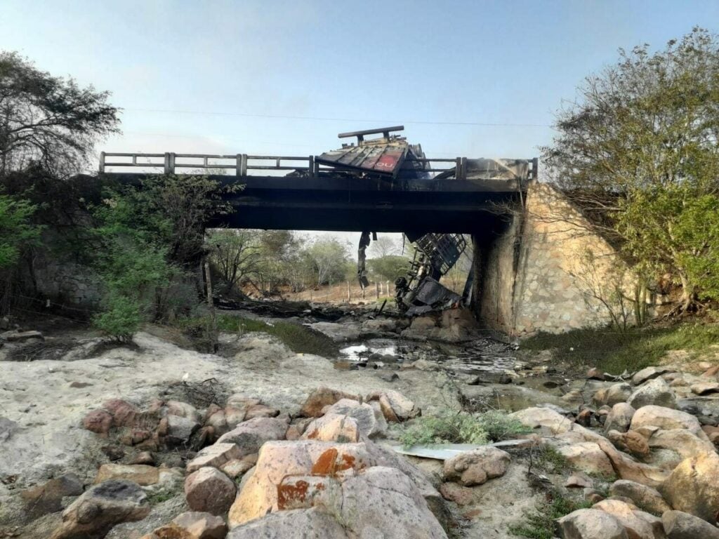 Acidente na rodovia BA-210: Caminhonete cai de ponte próximo a Paulo Afonso