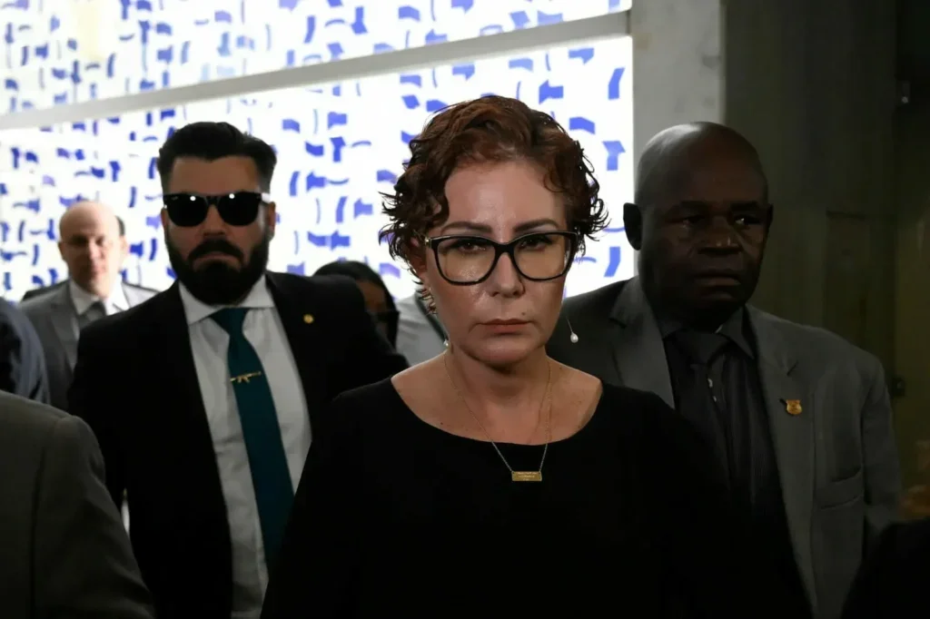 Carla Zambelli é intimada pela PF: Alegações de Walter Delgatti sobre fraude no sistema eleitoral é o foco Carla Zambelli é intimada pela PF: Alegações de Walter Delgatti sobre fraude no sistema eleitoral é o foco