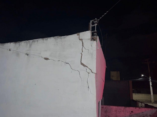Na noite desse domingo (30) o telhado de uma residência desabou no Centro de Petrolândia, no Sertão de Pernambuco.