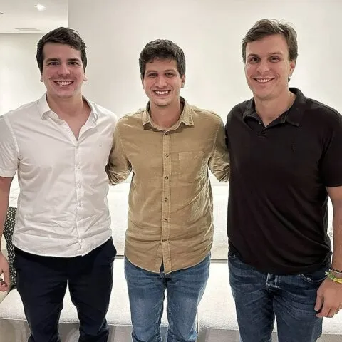 João Campos oficializa aliança com Miguel Coelho e nomeia irmão mais novo do ex-prefeito de Petrolina como secretário