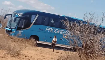 Acidente na PE 300: Motorista Embriagado Colide com Ônibus da Progresso nas Proximidades do Sítio Várzea, em Inajá, PE Acidente na PE 300: Motorista Embriagado Colide com Ônibus da Progresso nas Proximidades do Sítio Várzea, em Inajá, PE
