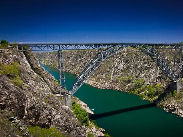 Corpo masculino é encontrado boiando às margens dos cânions do Rio São Francisco Corpo masculino é encontrado boiando às margens dos cânions do Rio São Francisco