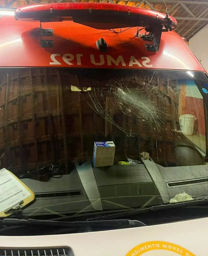 Paciente quebra vidro de ambulância com pedrada e ataca equipe do SAMU de Paulo Afonso