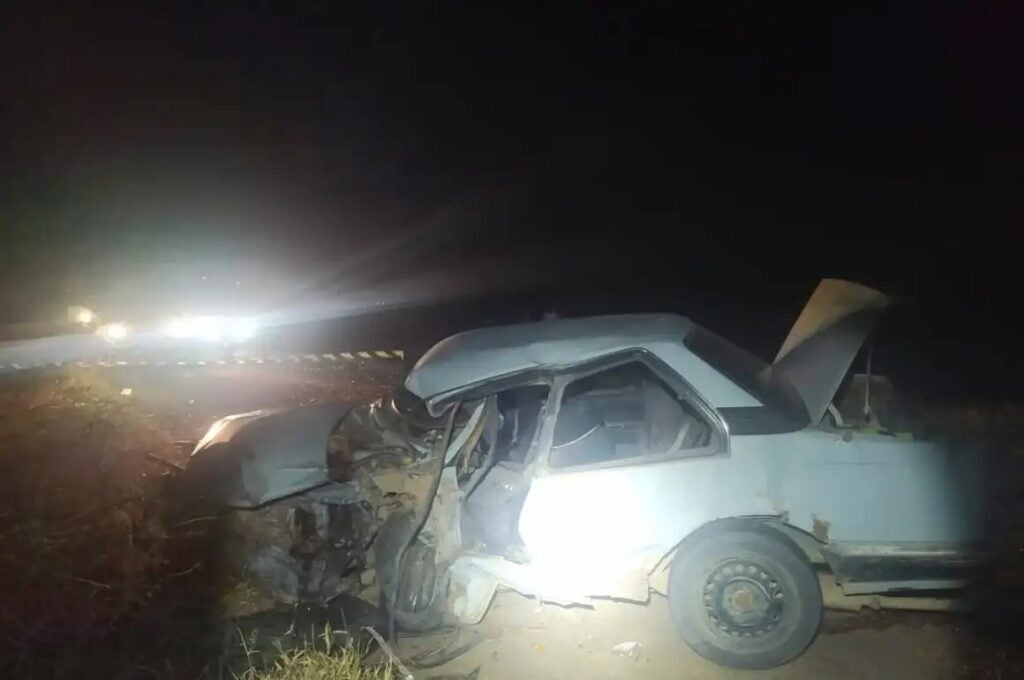 Colisão entre carro e carreta causa morte de motorista Colisão entre carro e carreta causa morte de motorista