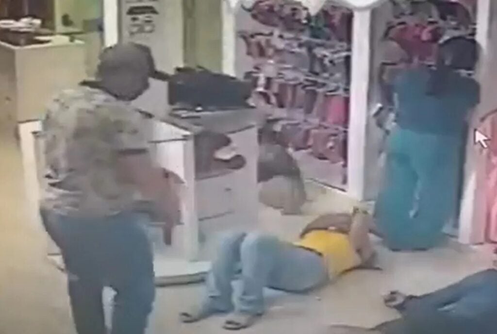 Câmeras flagram assalto à mão armada em loja de roupas em Floresta, PE Câmeras flagram assalto à mão armada em loja de roupas em Floresta, PE
