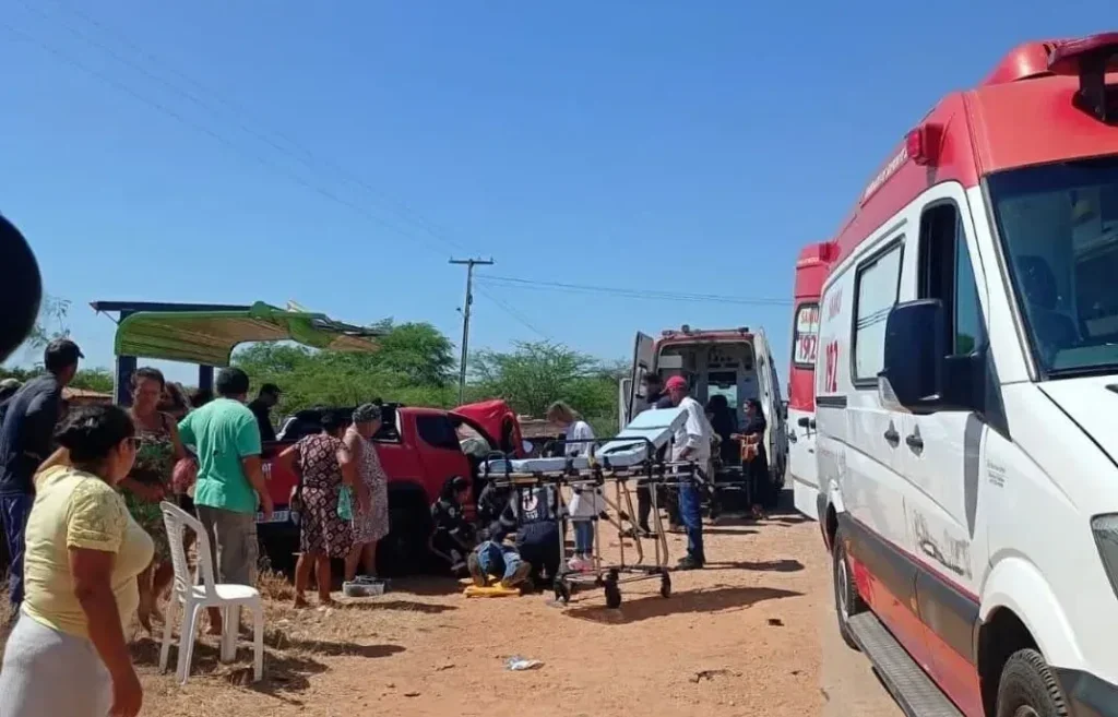 Acidente na BR-110 envolvendo carro da Prefeitura de Santa Brígida deixa quatro pessoas feridas em Paulo Afonso