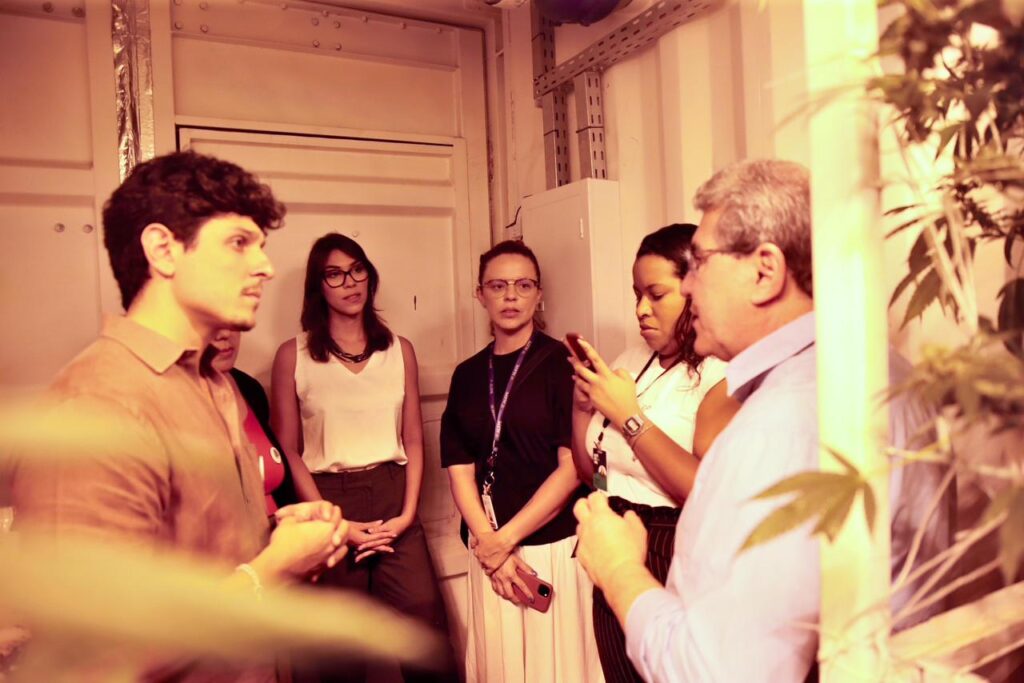 Duque visita associação e reafirma seu compromisso com o fornecimento de canabidiol no SUS