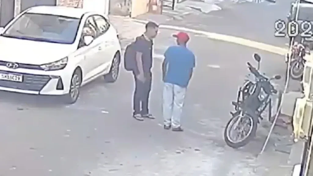 Homens entram em luta corporal e acabam se matando com a mesma arma após conflito; entenda o caso