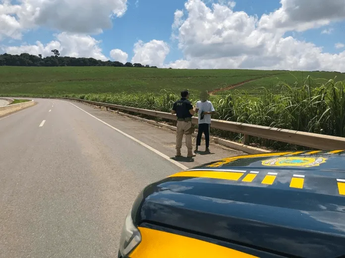 Andarilho é resgatado pela PRF na BR 101, em Pernambuco Andarilho é resgatado pela PRF na BR 101, em Pernambuco