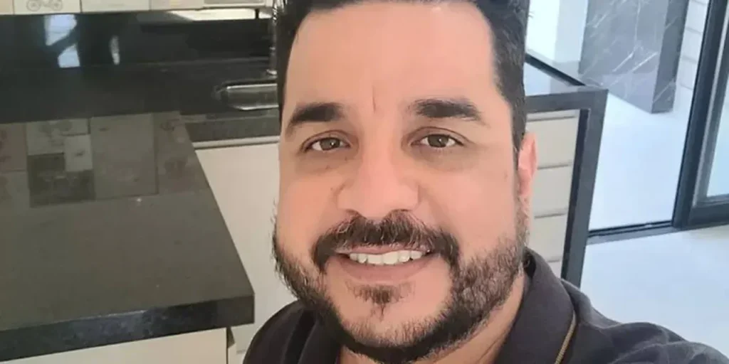 Cantor sertanejo é alvejado a tiros na presença da própria família após ter sua residência invadida