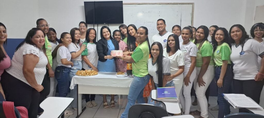Alunos da Turma E da  Escola Técnica CEAPE Emocionam Diretora ‘Jusarra Campos’ com Festa Surpresa de Aniversário