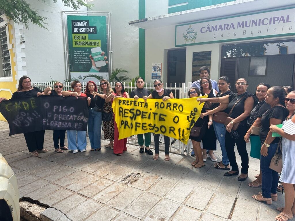 Professores de Floresta-PE, se Mobilizam por Direitos e Reconhecimento Professores de Floresta-PE, se Mobilizam por Direitos e Reconhecimento