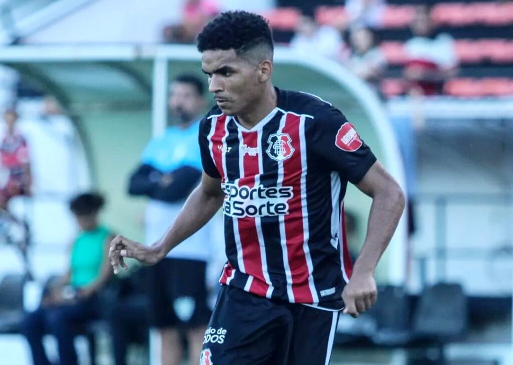 Luciano Henrique: Jovem Lateral Esquerdo de Petrolândia Brilha como Esperança no Tricolor do Arruda