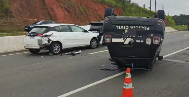 Viatura da Polícia Civil capota durante engavetamento envolvendo seis carros na BR-232