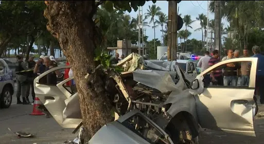 Colisão entre carro e árvore mata cinco pessoas na avenida Boa Viagem, no Recife Colisão entre carro e árvore mata cinco pessoas na avenida Boa Viagem, no Recife