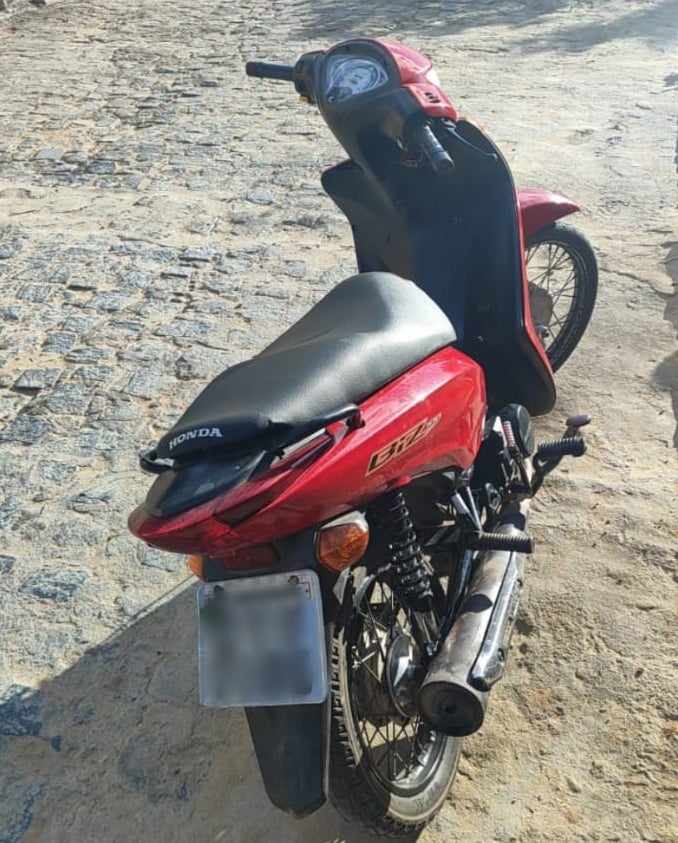 Menor de 14 anos é flagrado conduzindo motocicleta em Tacaratu-PE Menor de 14 anos é flagrado conduzindo motocicleta em Tacaratu-PE