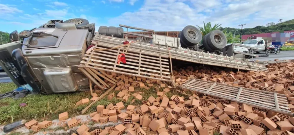 Caminhão carregado de tijolos tomba na BR-101 Caminhão carregado de tijolos tomba na BR-101