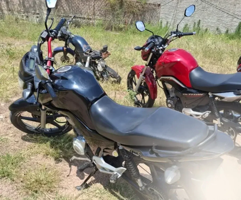 PM conduz dois homens à delegacia por posse de drogas em Paulo Afonso; motocicleta é removida ao pátio do DETRAN