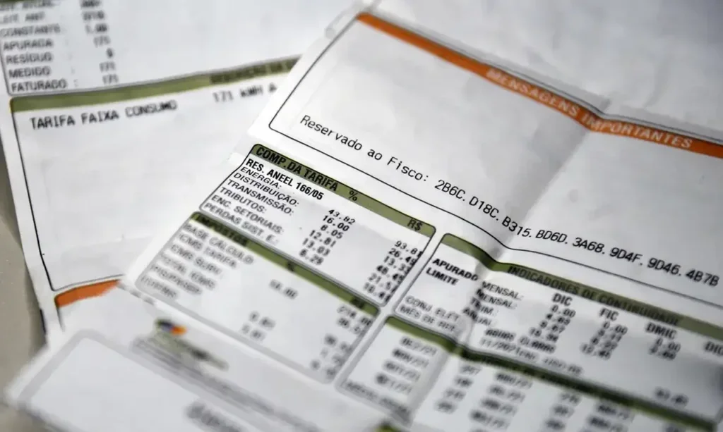 Conta de luz terá aumento devido ao uso de bandeira vermelha e ICMS elevado Conta de luz terá aumento devido ao uso de bandeira vermelha e ICMS elevado