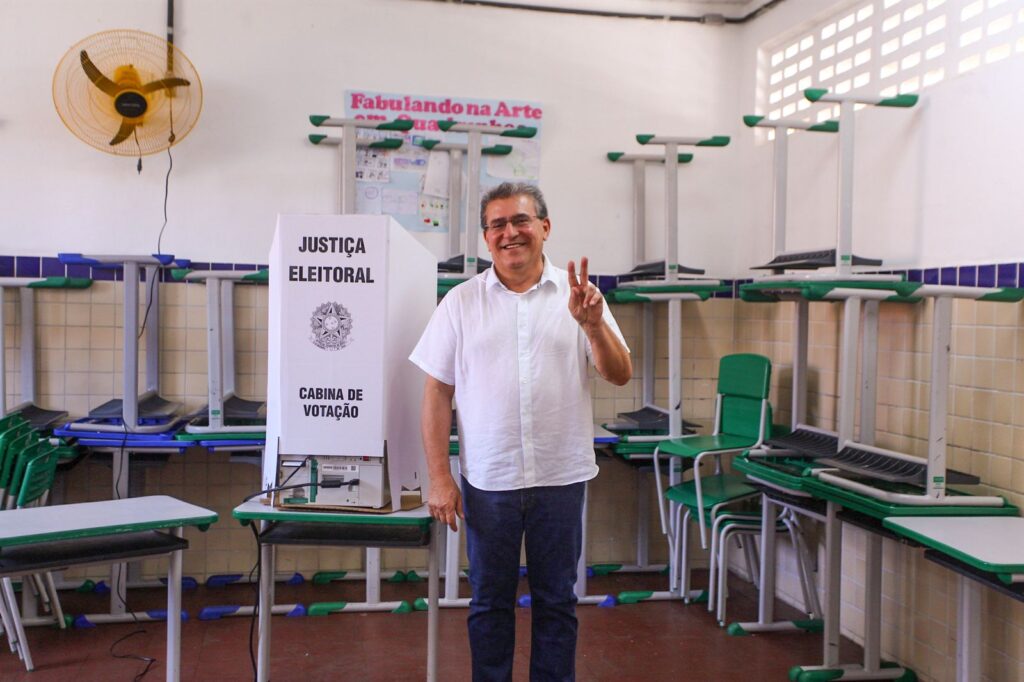 Em Serra Talhada, Duque vota acompanhado por Miguel e Marcus