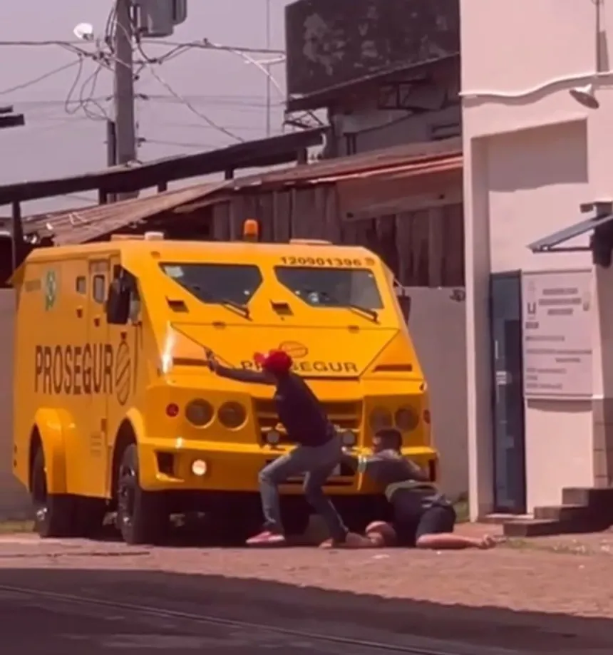 Tentativa de assalto termina com um criminoso morto por seguranças de carro-forte