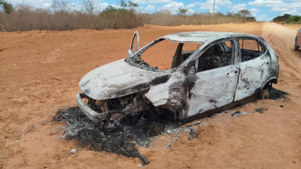 Veículo é Encontrado Completamente Destruído por Incêndio na BR-110, Próximo a Petrolândia, PE